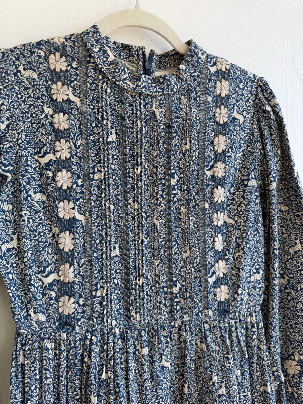 Doen ‘Nova’ Blue Floral Pintuck Midi Dress in Prancing Fawn Print - Picture 2 of 7